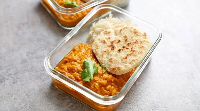 Linsen-Dahl Eintopf & Hausgemachtes Naan-Broot | Leichtes Veganes Meal Prep