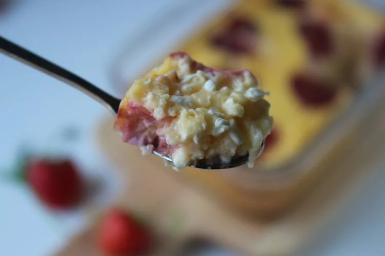 Proteinreicher Hüttenkäse Auflauf mit Obst