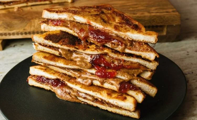 Erdnussbutter & Marmelade French Toast
