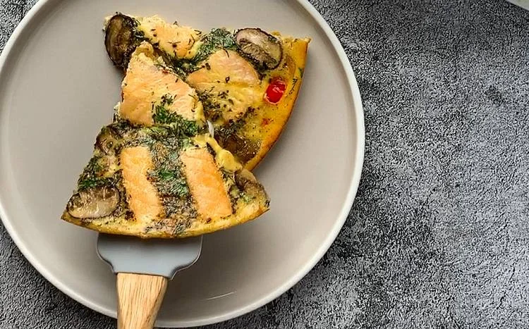 Frittata mit Lachsfilet und Champignons