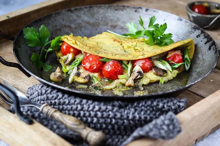 Veganes Käse-Omelette mit Tomaten & Pilzen