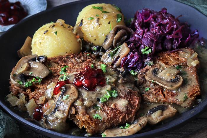 Soja-Medaillons in Pilzrahmsoße mit Preiselbeeren | Meal Prep Rezept
