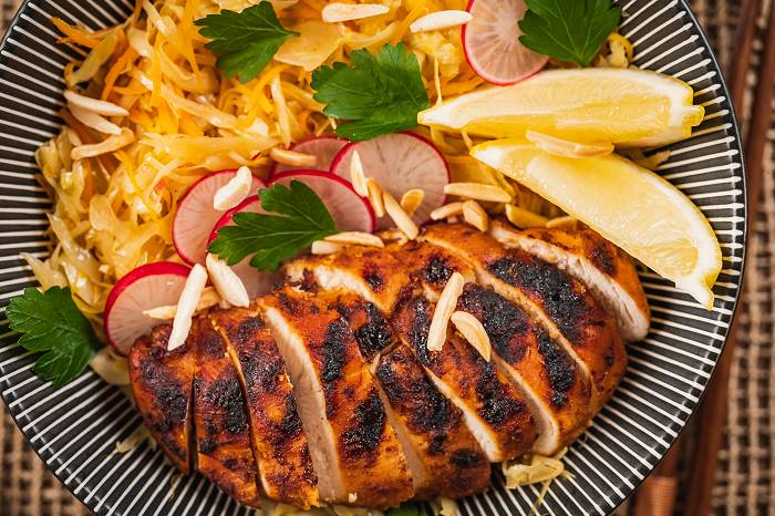 Asiatischer Krautsalat mit gegrilltem Hühnchen | Meal Prep Rezept