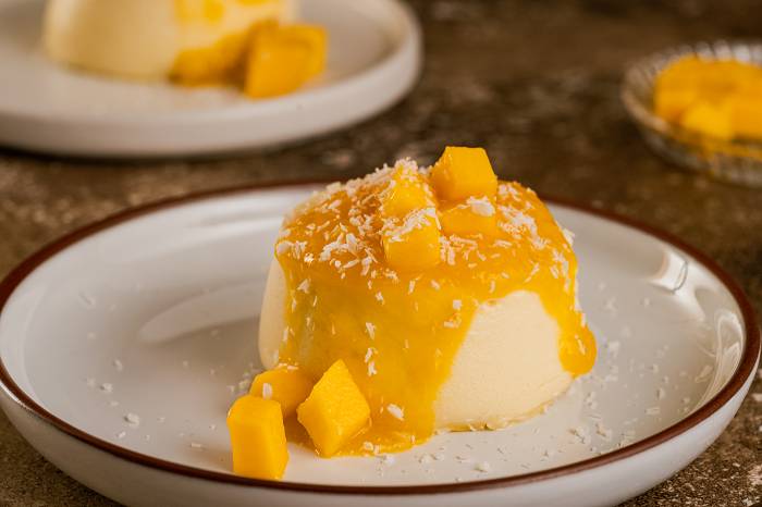 Kokospudding mit Mango